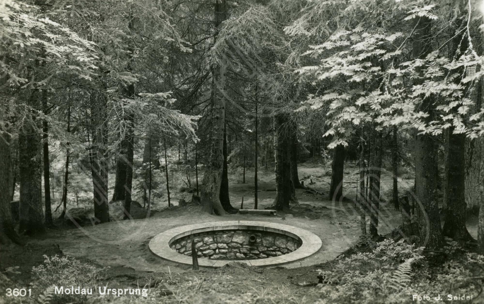 Již upravený pramen Vltavy, 30. léta 20. století. Archiv Musea Fotoatelier Seidel.