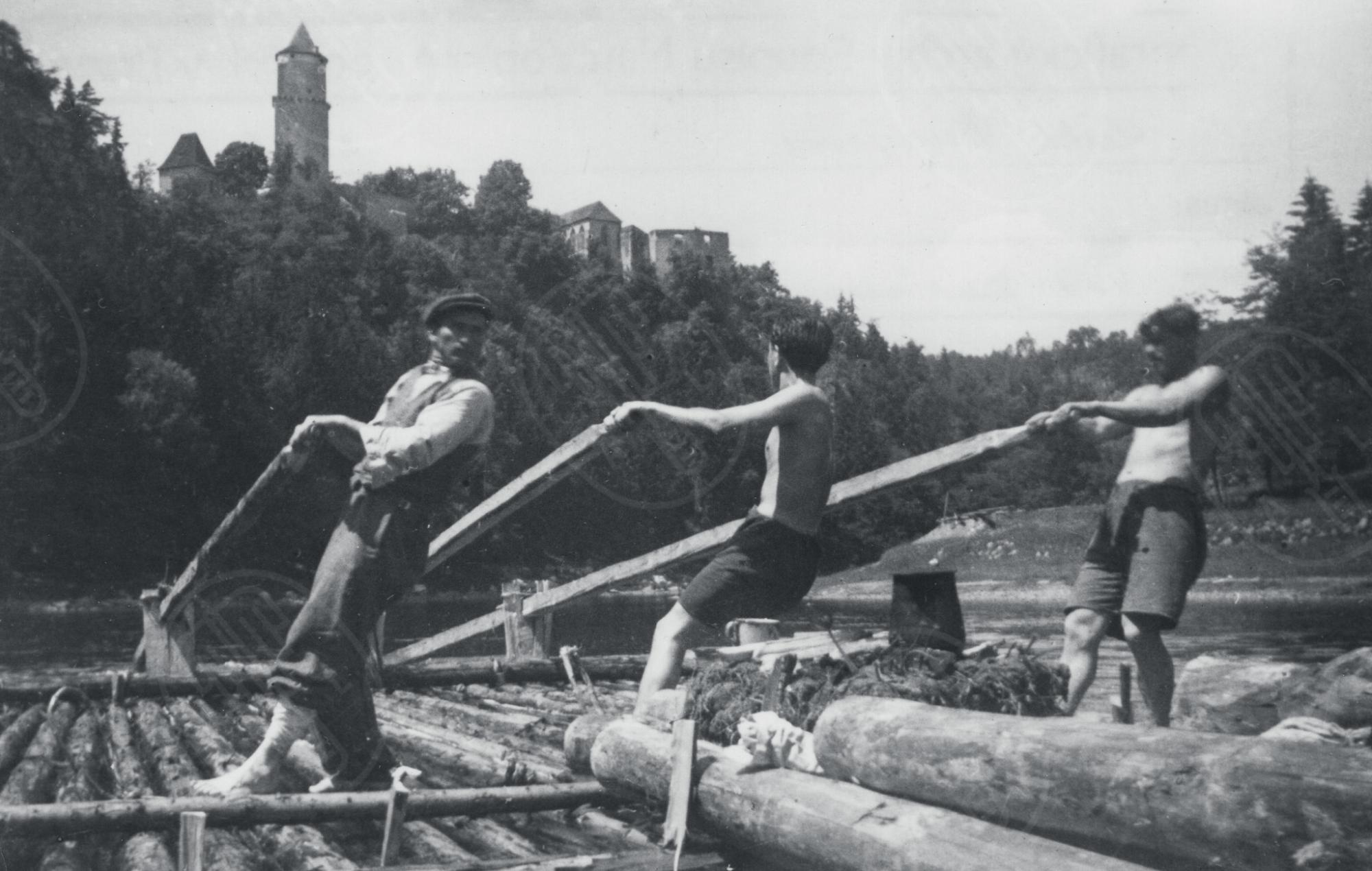 Plavci pod Zvíkovem. Vlevo na voru Vojtěch Husa. 1942. Archiv rodiny Husových.