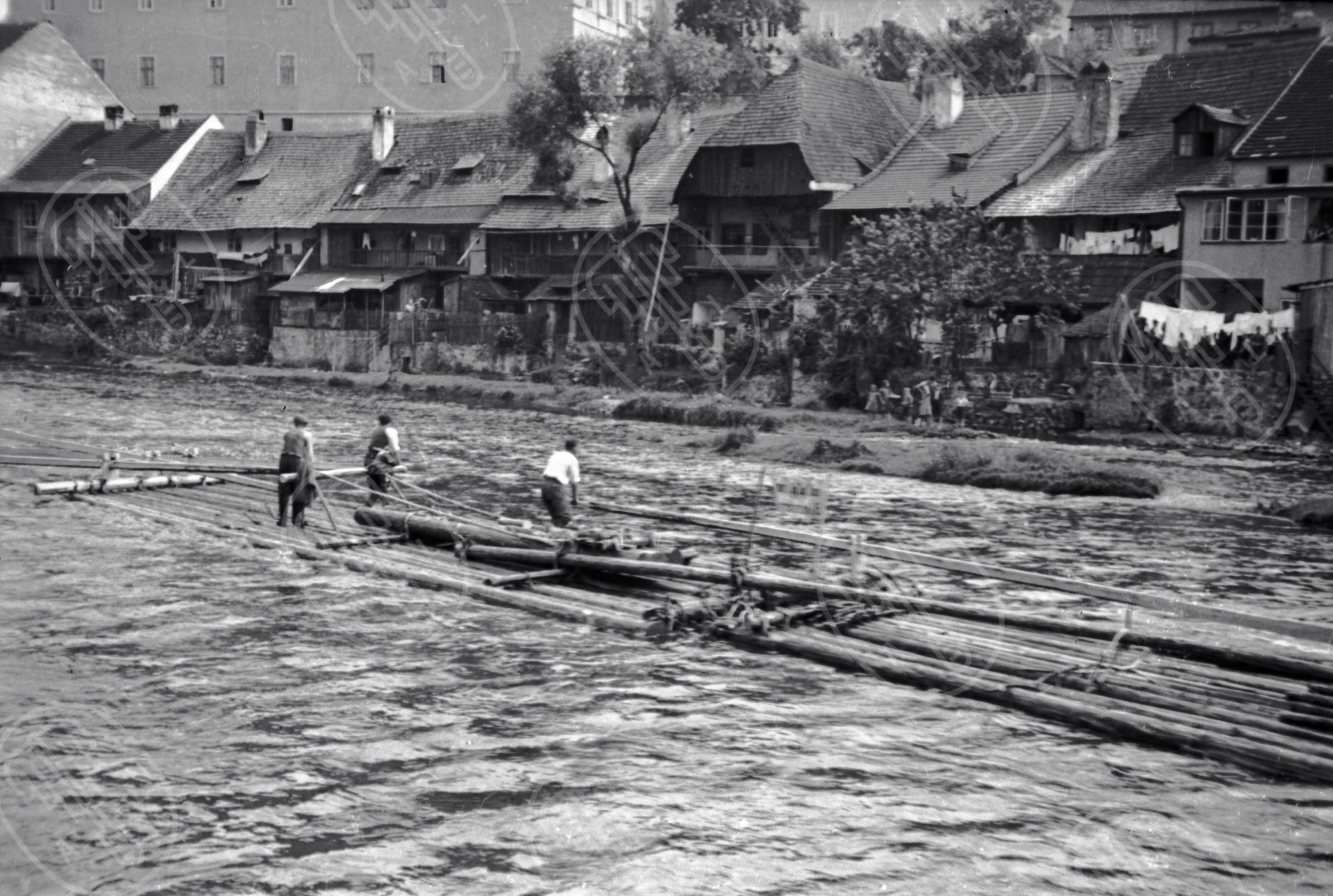 Voraři proplouvající Českým Krumlovem. Archiv Museum Fotoateliér Seidel.