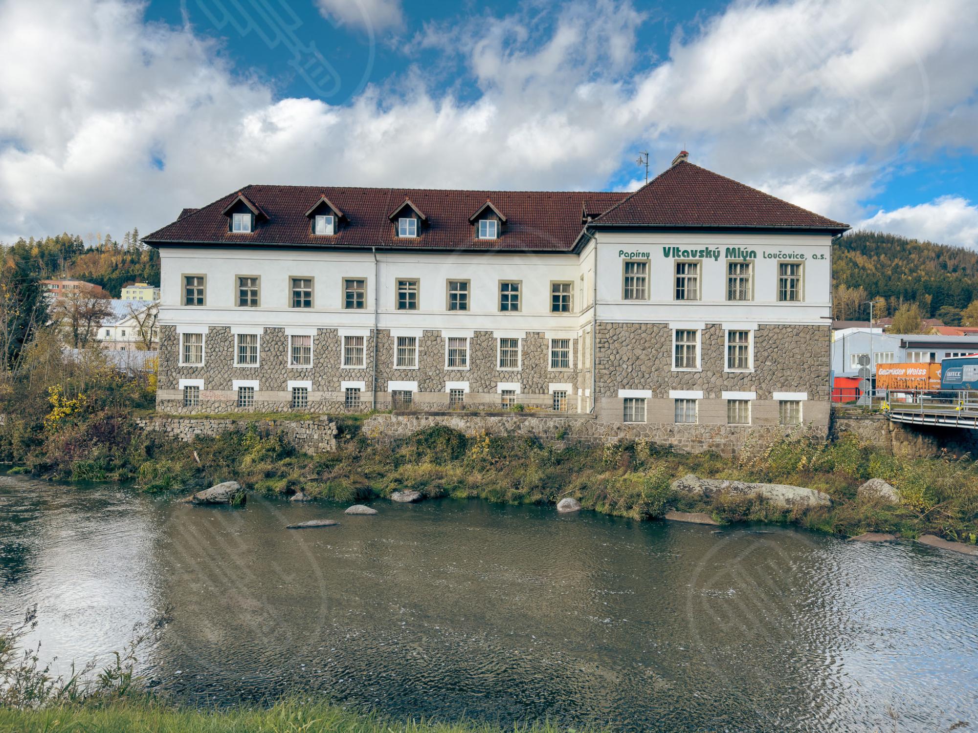 Na snímku je bývalý areál papíren Vltavský mlýn v Loučovicích, založený Arnoštem Porákem roku 1884, který se stal základem průmyslového rozvoje obce. Foto NEBE 2025. Na snímku je bývalý areál papíren Vltavský mlýn v Loučovicích, založený Arnoštem Porákem roku 1884, který se stal základem průmyslového rozvoje obce. Foto NEBE 2025.