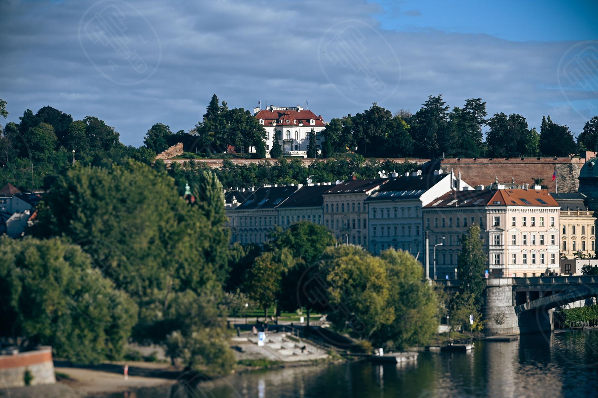 Kramářova vila na pohledu z Karlova mostu. Foto NEBE 2025. Kramářova vila na pohledu z Karlova mostu. Foto NEBE 2025.