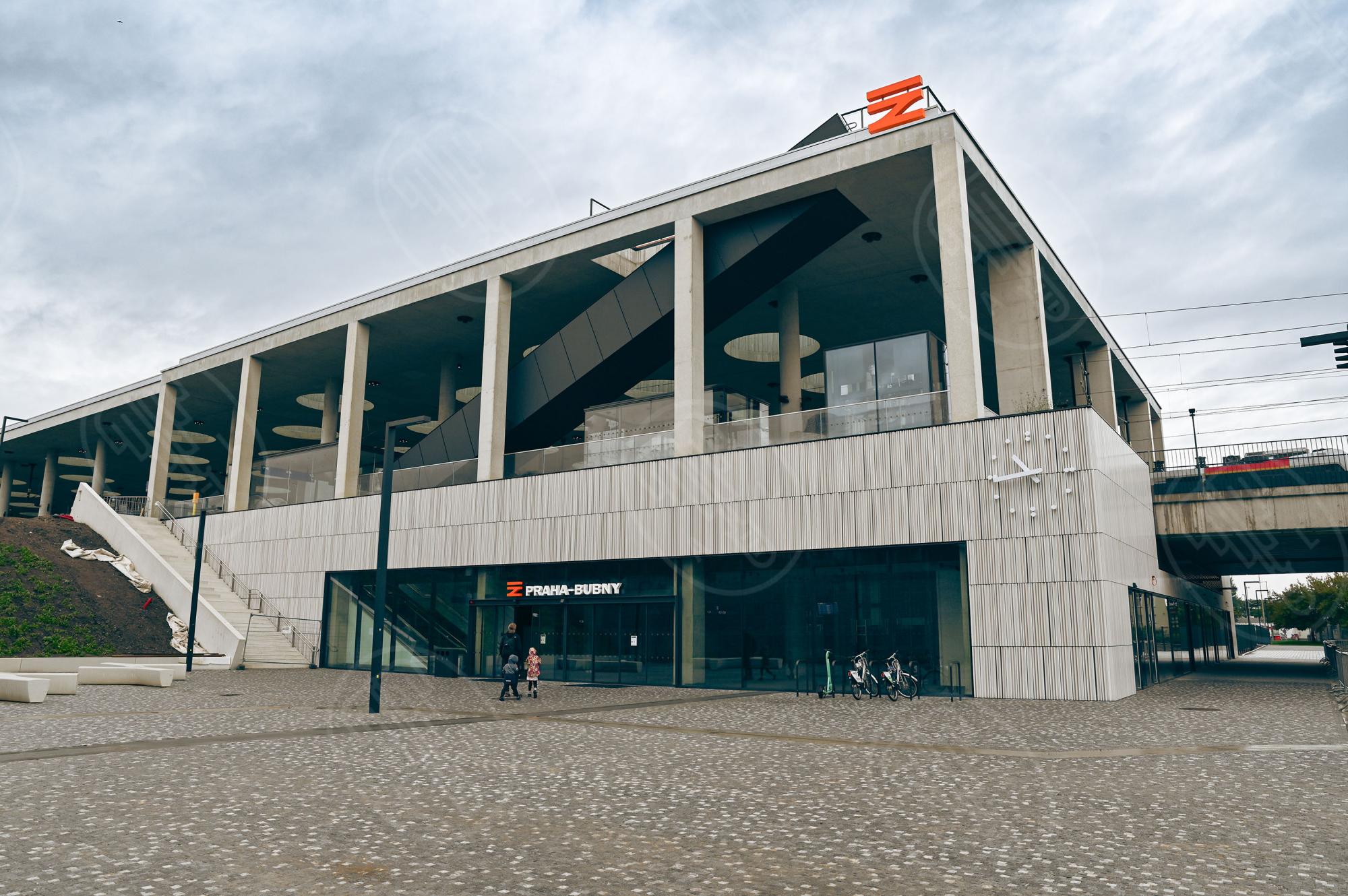 Vstupní část nové budovy stanice Praha–Bubny s nástupišti od studia Jakub Cígler architekti. Foto NEBE 2025. Vstupní část nové budovy stanice Praha–Bubny s nástupišti od studia Jakub Cígler architekti. Foto NEBE 2025.