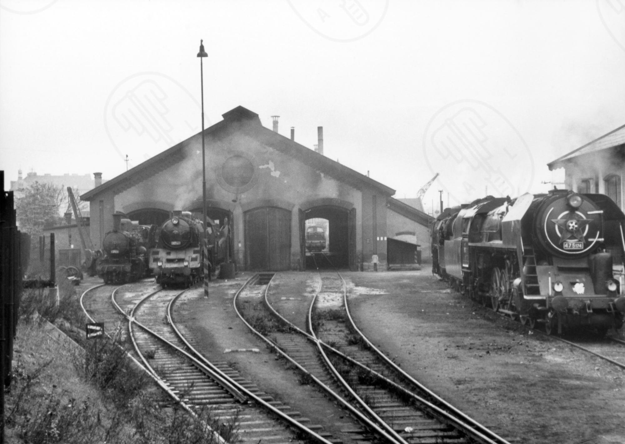 Nádraží Praha-Bubny. Lokomovtivní depo ČD. Před výtopnou. Lokomotivy: 475.174 a 387.007(?). Foto O. Řepka 14. 10. 67. MMP, inventární číslo H 235 787. Nádraží Praha-Bubny. Lokomovtivní depo ČD. Před výtopnou. Lokomotivy: 475.174 a 387.007(?). Foto O. Řepka 14. 10. 67. MMP, inventární číslo H 235 787.