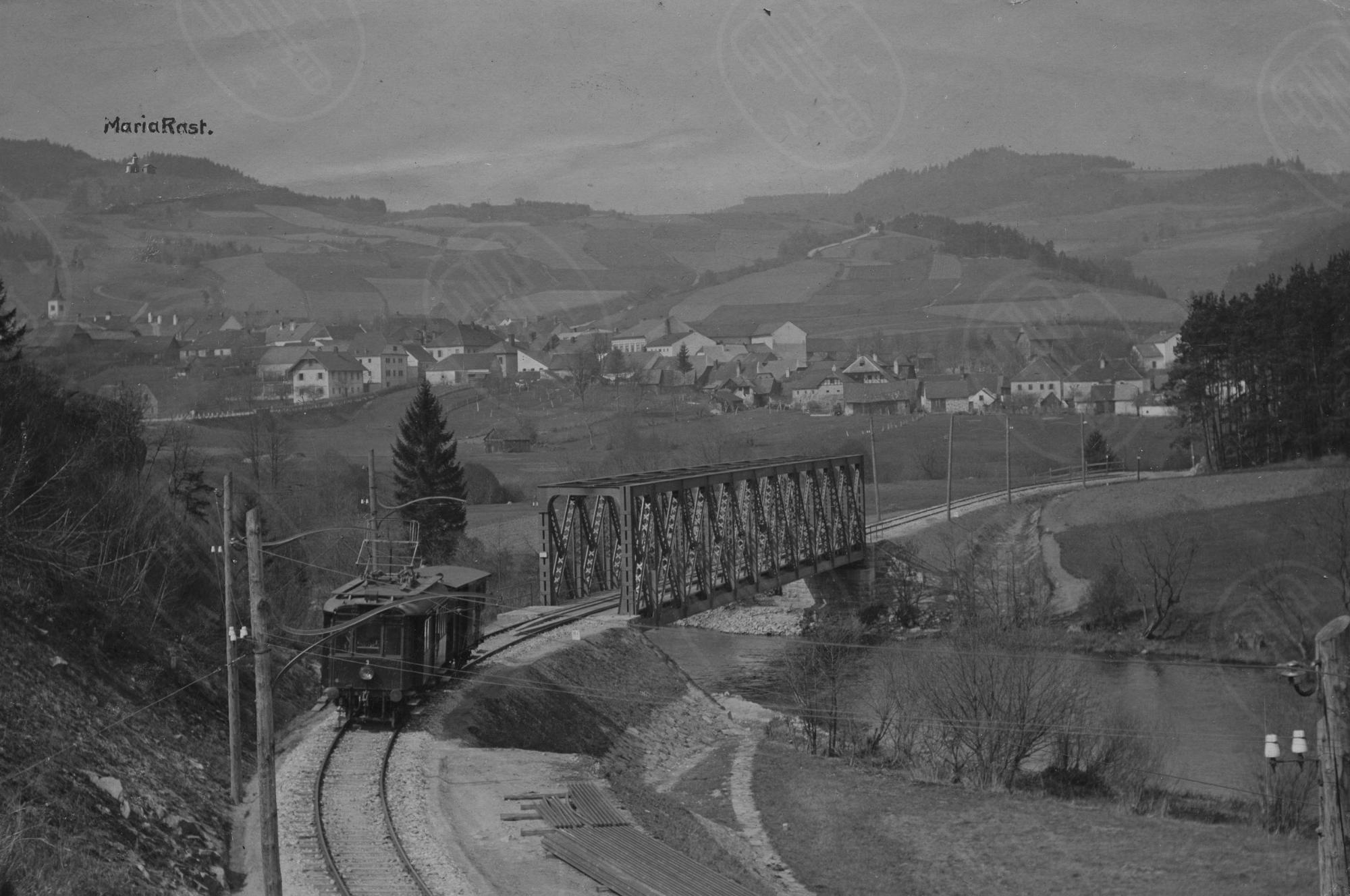 Elektrický vůz na trati mezi Vyšším Brodem a Těchorazí – jedna z prvních elektrifikovaných místních drah v Čechách. Archiv Museum Fotoatelier Seidel. Elektrický vůz na trati mezi Vyšším Brodem a Těchorazí – jedna z prvních elektrifikovaných místních drah v Čechách. Archiv Museum Fotoatelier Seidel.
