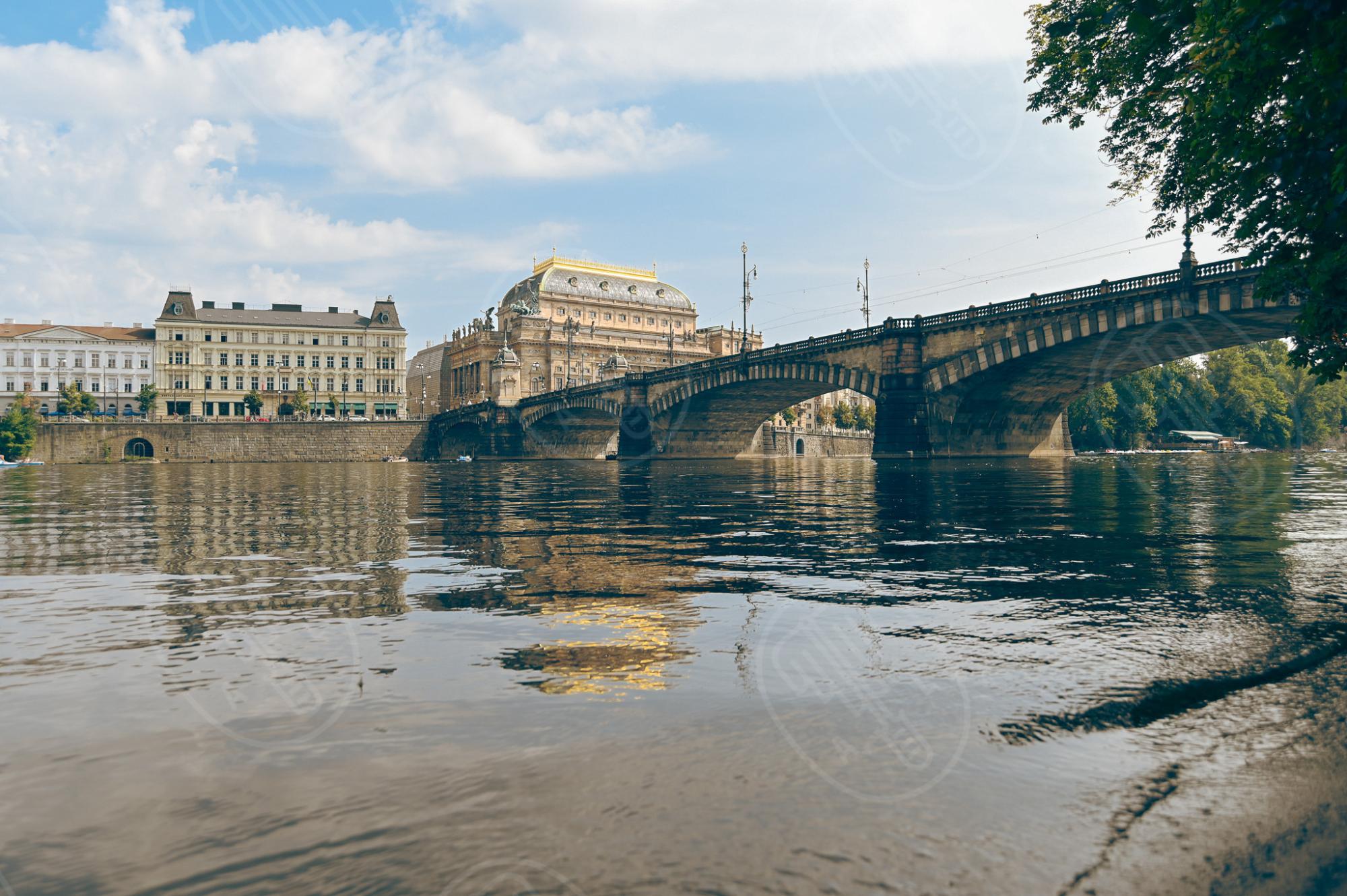 Pohled na Most Legií s Národním divadlem – monumentální stavba z let 1898–1901 nahradila původní řetězový most císaře Františka I. Foto NEBE 2024. Pohled na Most Legií s Národním divadlem – monumentální stavba z let 1898–1901 nahradila původní řetězový most císaře Františka I. Foto NEBE 2024.