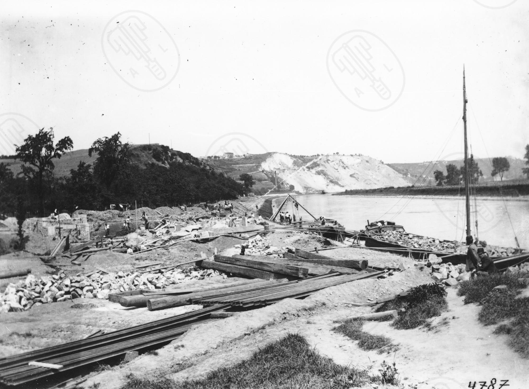 Stavba přístavu v Libni v letech 1892–1894. Archiv MMP. Stavba přístavu v Libni v letech 1892–1894. Archiv MMP.