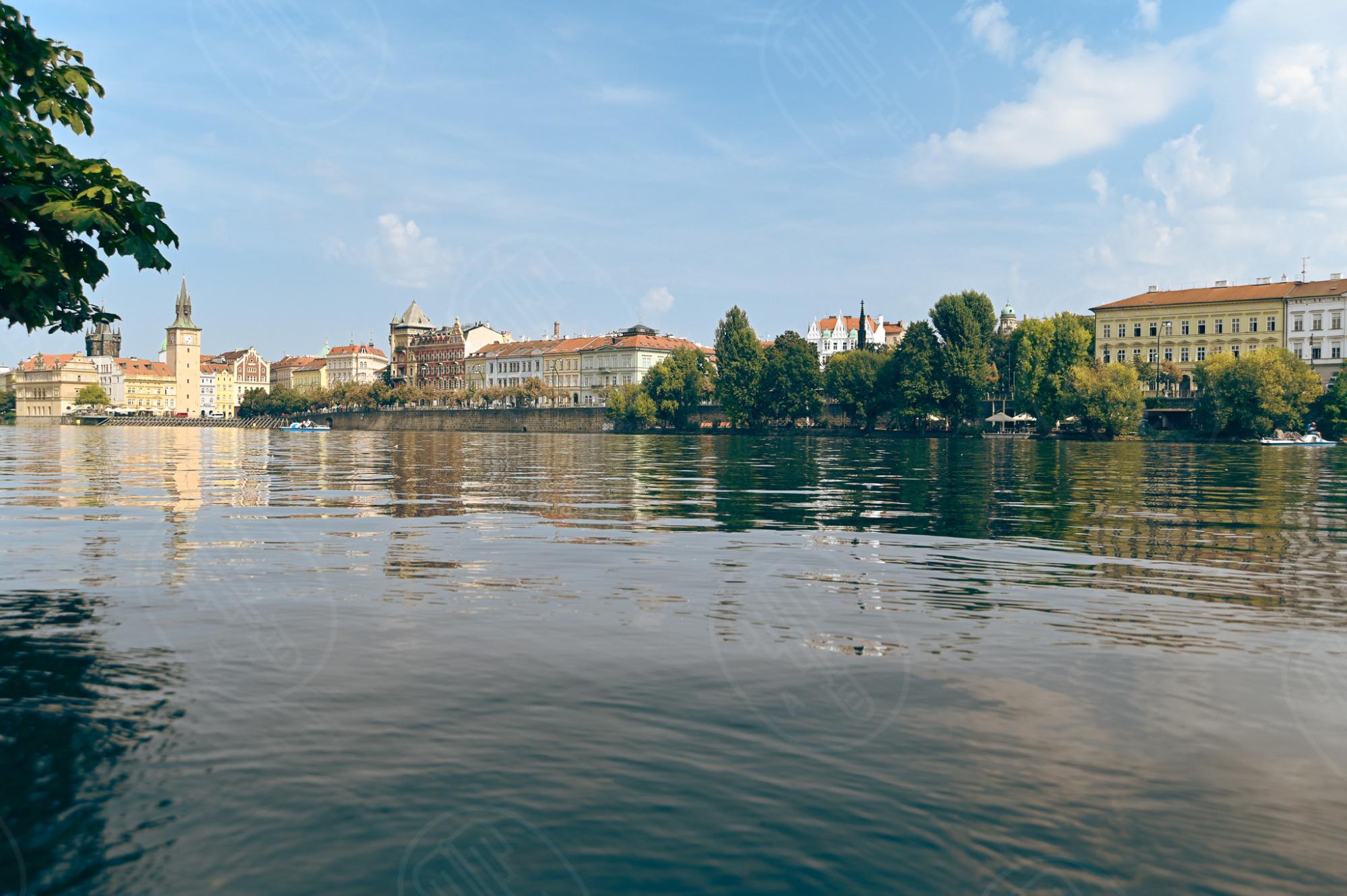 Pohled ze Střeleckého ostrova na Smetanovo nábřeží – první moderní pražské nábřeží, vybudované firmou Adalberta Lanny v letech 1840–1841 při stavbě Řetězového mostu císaře Františka I. Foto NEBE 2024. Pohled ze Střeleckého ostrova na Smetanovo nábřeží – první moderní pražské nábřeží, vybudované firmou Adalberta Lanny v letech 1840–1841 při stavbě Řetězového mostu císaře Františka I. Foto NEBE 2024.