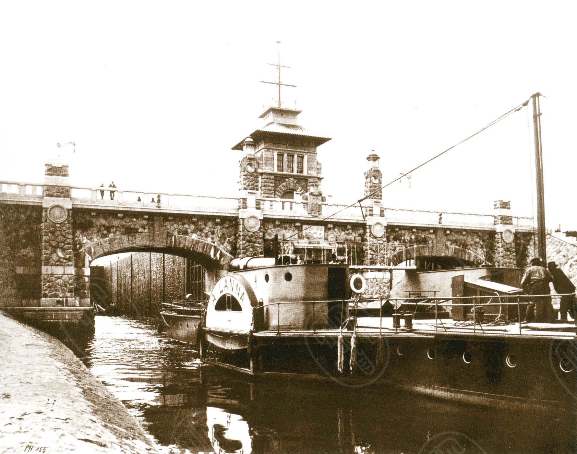 Parník Lanna 4 proplouvá plavební komorou krátce po jejím otevření 1905. BAUER, Zdeněk. Stavební stroje firmy Lanna, 2005. Parník Lanna 4 proplouvá plavební komorou krátce po jejím otevření 1905. BAUER, Zdeněk. Stavební stroje firmy Lanna, 2005.