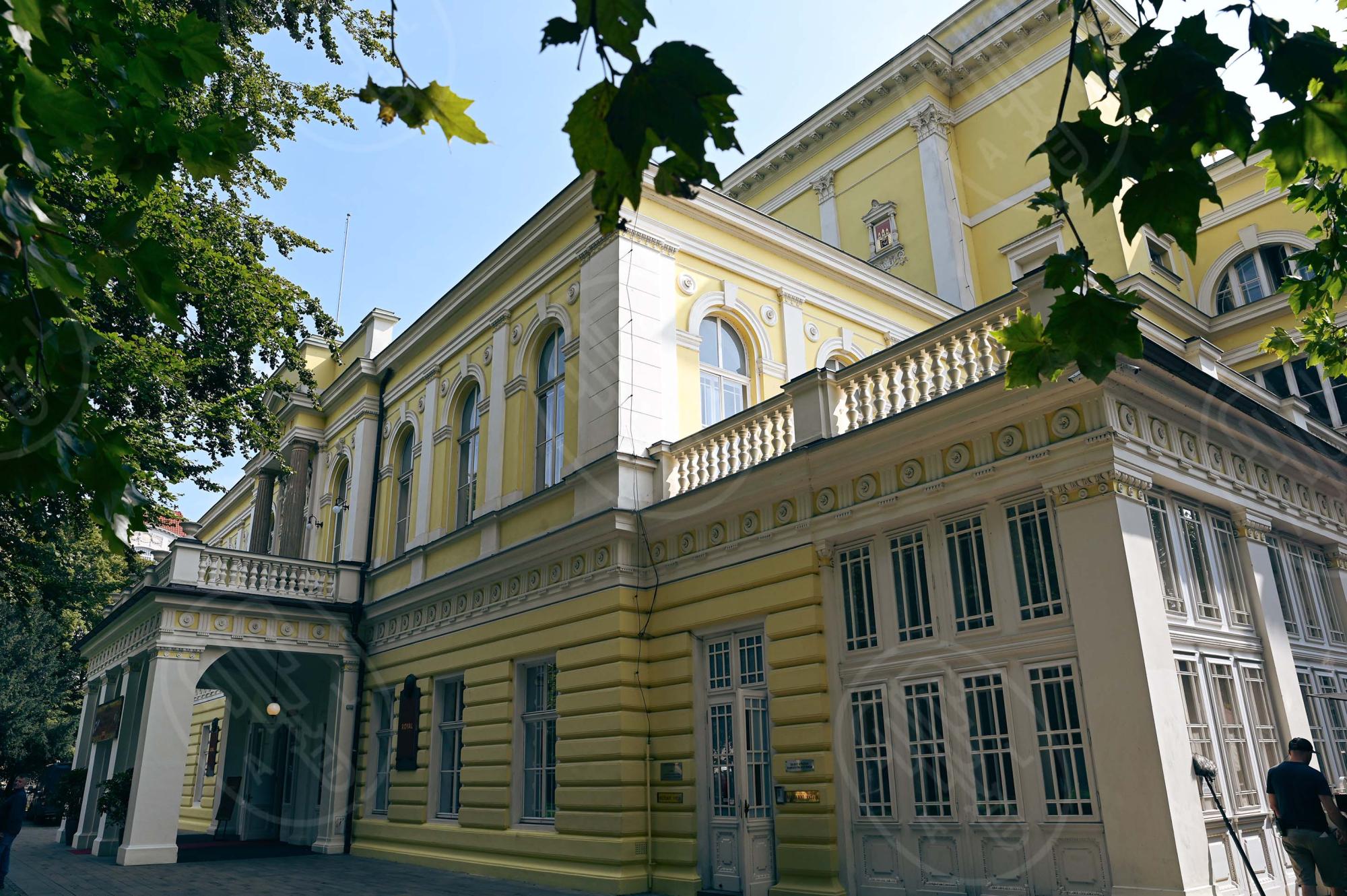 Žofínský palác na Slovanském ostrově, novorenesanční přestavěný v letech 1885–1887, je významným centrem pražského kulturního a společenského života, spojeným mimo jiné se Slovanským sjezdem roku 1848 i hudební tradicí Bedřicha Smetany. Foto NEBE 2025. Žofínský palác na Slovanském ostrově, novorenesanční přestavěný v letech 1885–1887, je významným centrem pražského kulturního a společenského života, spojeným mimo jiné se Slovanským sjezdem roku 1848 i hudební tradicí Bedřicha Smetany. Foto NEBE 2025.