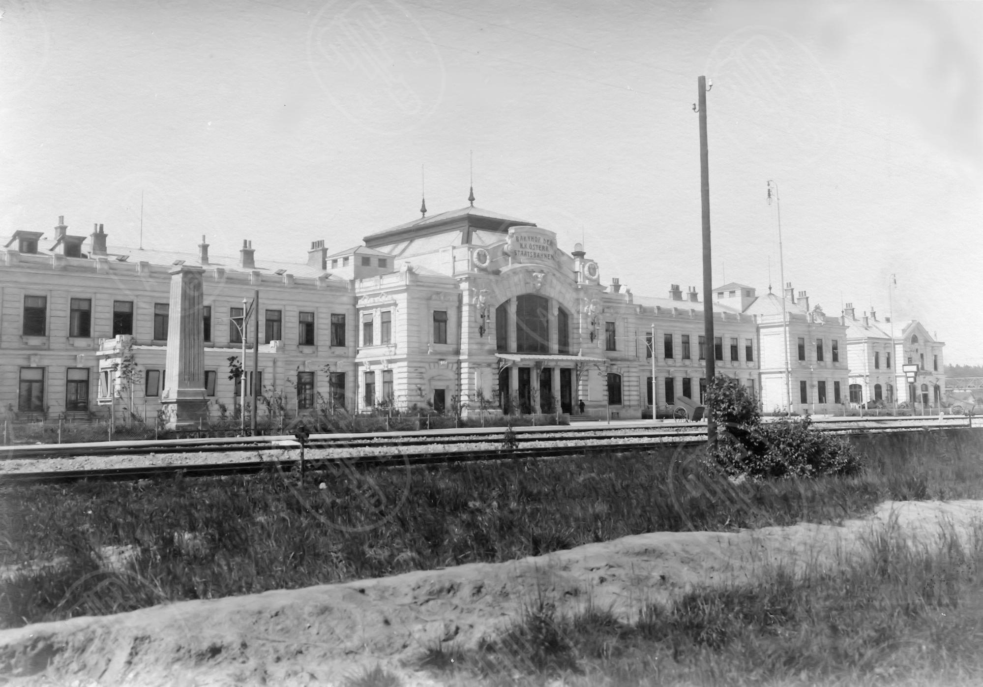 Výpravní budova z let 1905–1908 podle návrhu architekta Karla Immera, zničená při spojeneckém bombardování v březnu 1945. Výpravní budova z let 1905–1908 podle návrhu architekta Karla Immera, zničená při spojeneckém bombardování v březnu 1945.