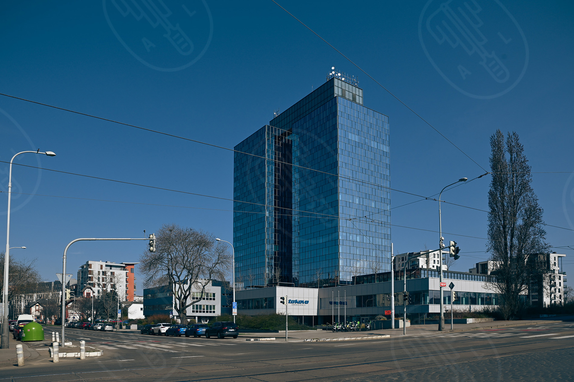 Současný vzhled pozdně modernistické dominanty navržené Z. Edelem, J. Matyášem a L. Štefkem, modernizované ateliérem CMC architects. Foto NEBE 2026. Současný vzhled pozdně modernistické dominanty navržené Z. Edelem, J. Matyášem a L. Štefkem, modernizované ateliérem CMC architects. Foto NEBE 2026.