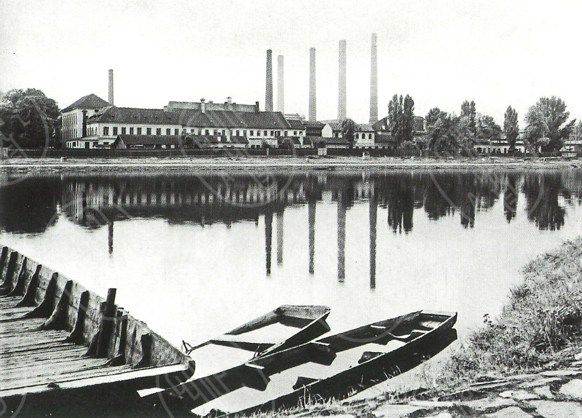 Pohled z pravého břehu Vltavy od přívozu na Holešovické nábřeží s Dormitzerovou kartounkou a komíny elektrárny, 1923 Foto A. Alexander. Pohled z pravého břehu Vltavy od přívozu na Holešovické nábřeží s Dormitzerovou kartounkou a komíny elektrárny, 1923 Foto A. Alexander.